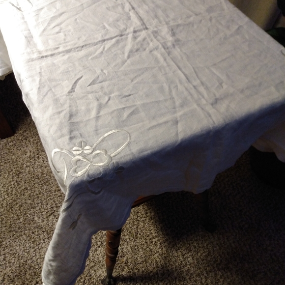 Vintage Small Linen Table Covering with Clover Basket Embroidered Embellishments - Picture 3 of 8